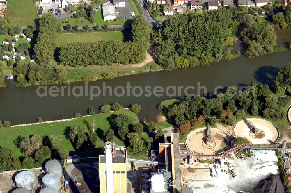 Aerial photograph Ochsenfurt - Blick aus Süden vom Industriegebiet mit Kläranlage über den Uferbereich am Main Frickenhausen.