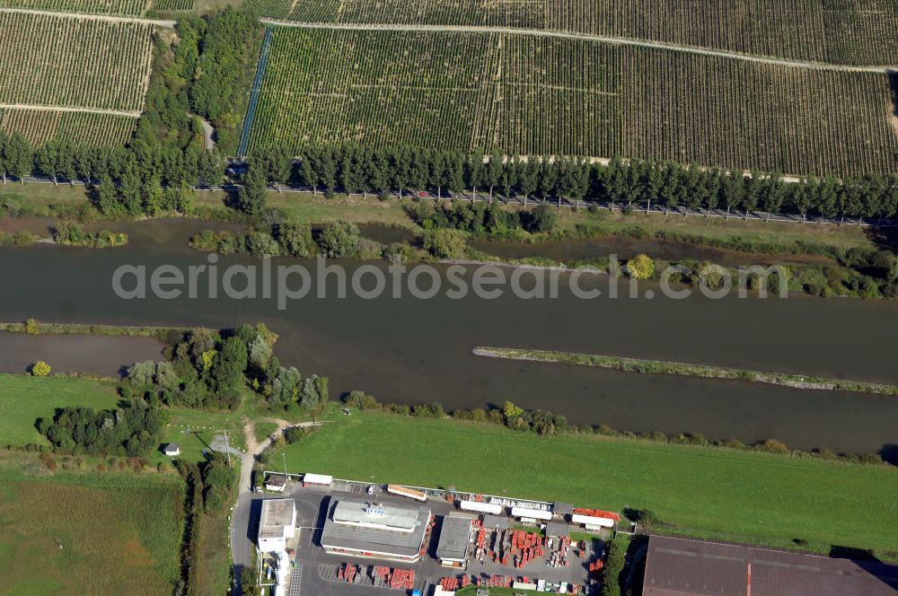 Marktbreit from the bird's eye view: Blick aus Süden vom Gewerbegebiet Marktbreit über den Uferbereich am Main auf Weinberge bei Frickenhausen.