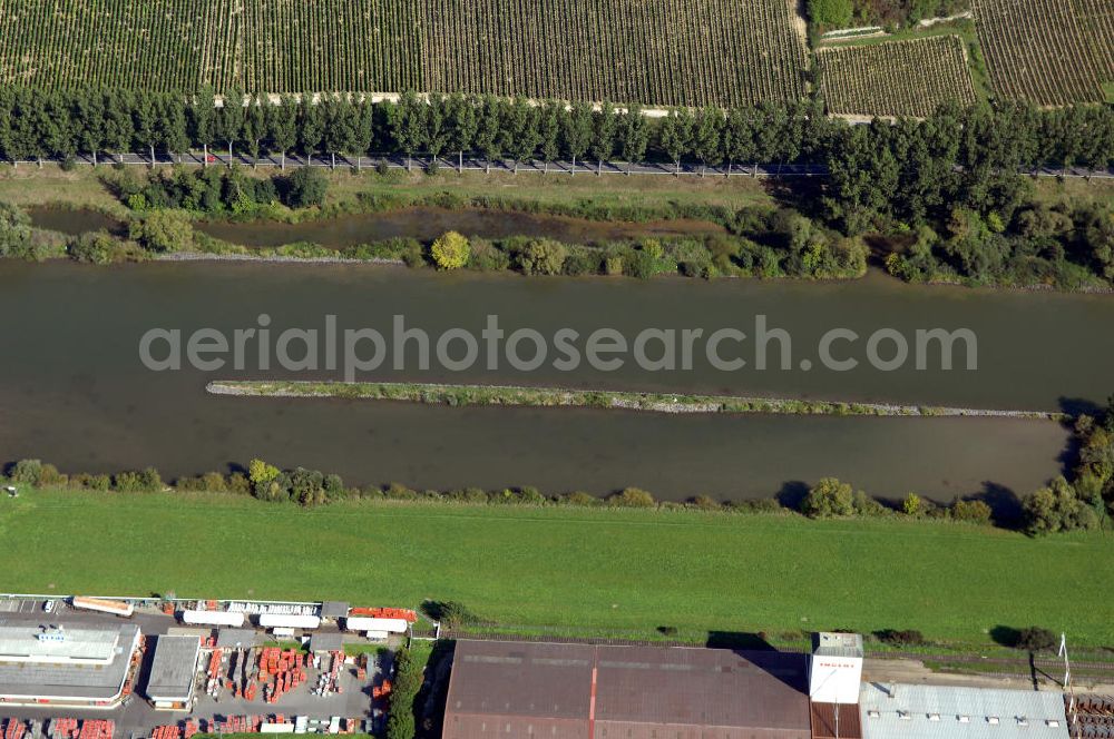 Aerial image Marktbreit - Blick aus Süden vom Gewerbegebiet Marktbreit über den Uferbereich am Main auf Weinberge bei Frickenhausen.