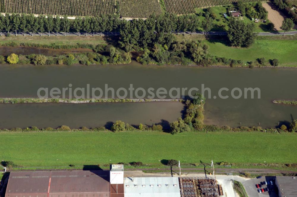 Aerial photograph Marktbreit - Blick aus Süden vom Gewerbegebiet Marktbreit über den Uferbereich am Main bei Frickenhausen.