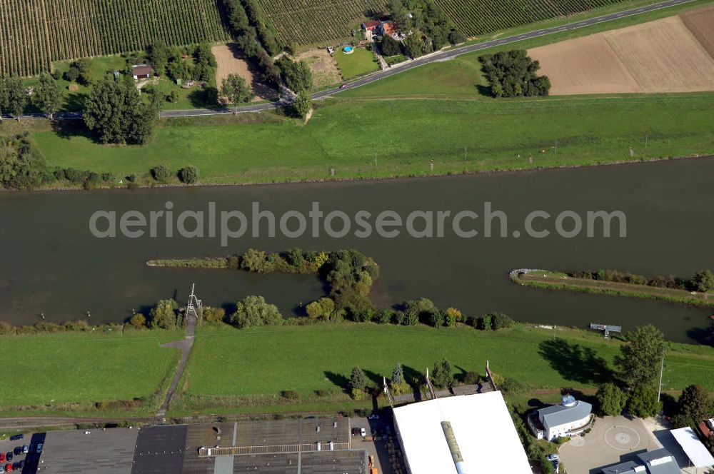 Marktbreit from the bird's eye view: Blick aus Süden vom Gewerbegebiet Marktbreit über den Uferbereich am Main nahe der Schleuse Marktbreit.