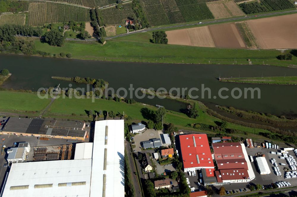 Aerial image Marktbreit - Blick aus Süden vom Gewerbegebiet Marktbreit über den Uferbereich am Main nahe der Schleuse Marktbreit.