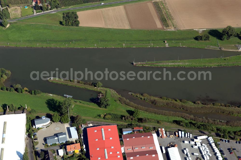 Aerial photograph Marktbreit - Blick aus Süden vom Gewerbegebiet Marktbreit über den Uferbereich am Main nahe der Schleuse Marktbreit.