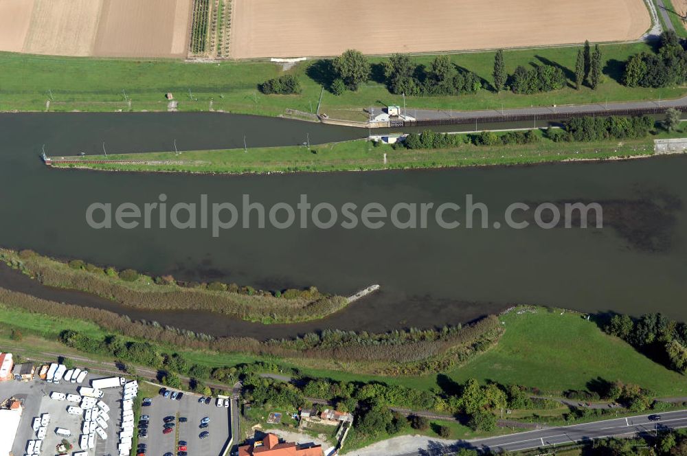 Marktbreit from above - Blick aus Süden vom Gewerbegebiet Marktbreit über den Uferbereich am Main auf die Schleuse Marktbreit.