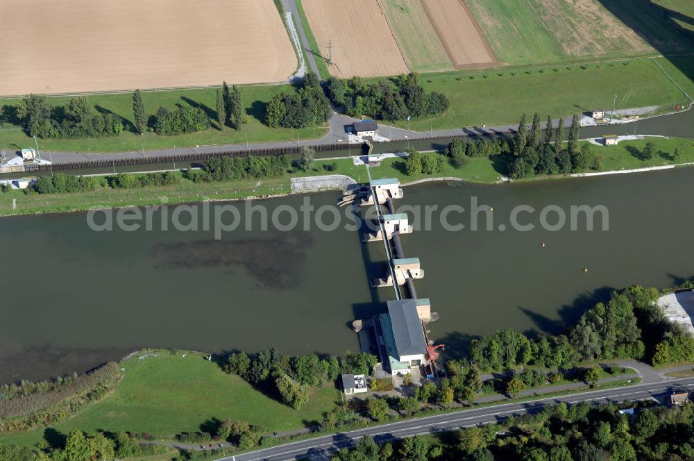 Marktbreit from the bird's eye view: Blick aus Süden über den Uferbereich am Main auf die Schleuse Marktbreit.