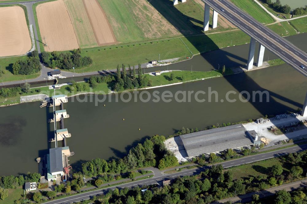 Aerial image Marktbreit - Blick aus Süden über den Uferbereich am Main auf die Schleuse Marktbreit und die Autobahnbrücke der A7.