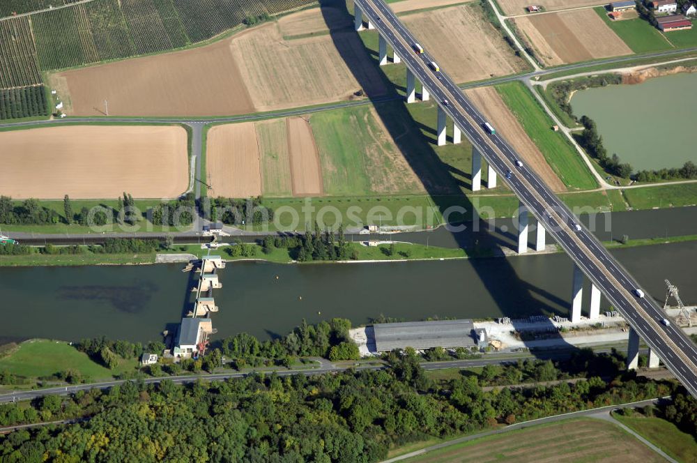 Aerial photograph Marktbreit - Blick aus Süden über den Uferbereich am Main auf die Schleuse Marktbreit und die Autobahnbrücke der A7.