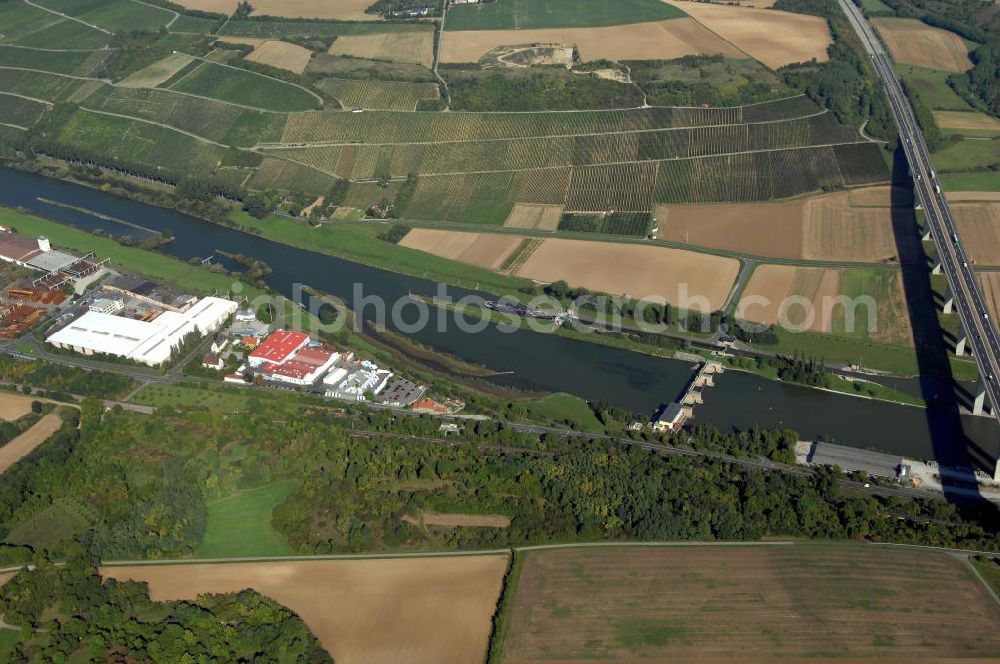 Marktbreit from above - Blick aus Süden über den Uferbereich mit dem Gewerbegebiet Marktbreit am Main auf die Schleuse Marktbreit und die Autobahnbrücke der A7.