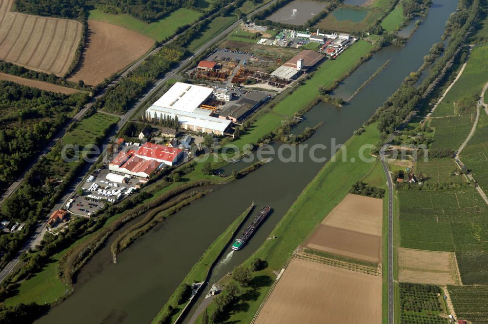 Marktbreit from the bird's eye view: Blick aus Osten auf den Fluss Main mit der Schleuse Marktbreit am Gewerbegebiet Marktbreit mit Kläranlage.