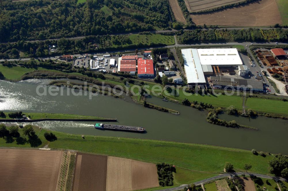 Aerial image Marktbreit - Blick aus Norden auf den Fluss Main mit der Schleuse Marktbreit am Gewerbegebiet Marktbre