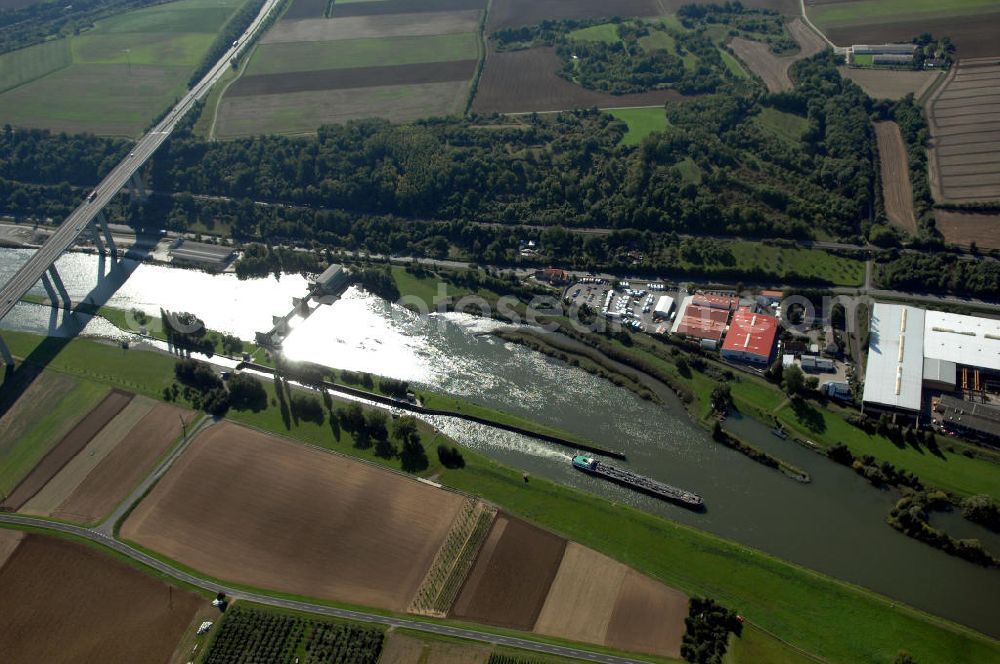 Aerial photograph Marktbreit - Blick aus Norden auf den Fluss Main mit der Schleuse Marktbreit am Gewerbegebiet Marktbreit.