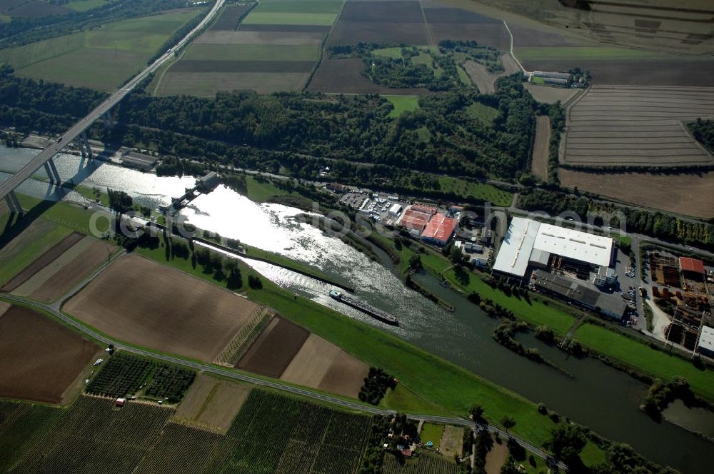 Marktbreit from above - Blick aus Norden auf den Fluss Main mit der Schleuse Marktbreit am Gewerbegebiet Marktbreit.