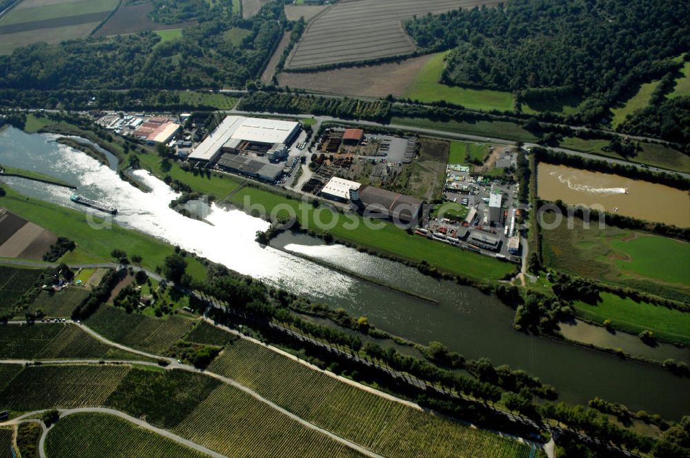 Marktbreit from the bird's eye view: Blick aus Norden auf den Fluss Main mit der Schleuse Marktbreit am Gewerbegebiet Marktbreit mit Kläranlage.