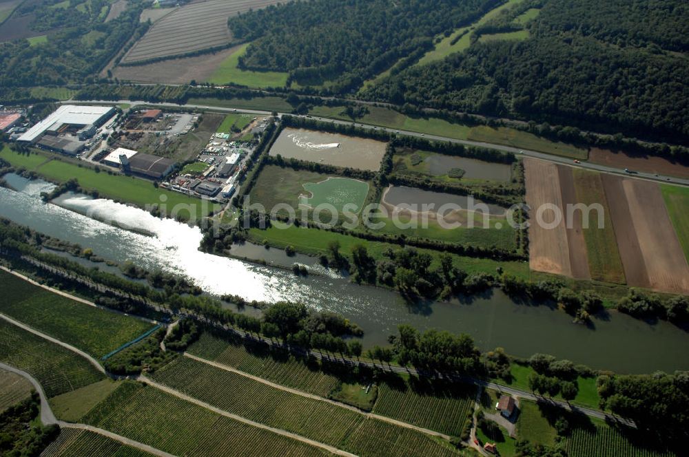 Aerial image Marktbreit - Blick aus Norden auf den Fluss Main mit der Schleuse Marktbreit am Gewerbegebiet Marktbreit mit Kläranlage.