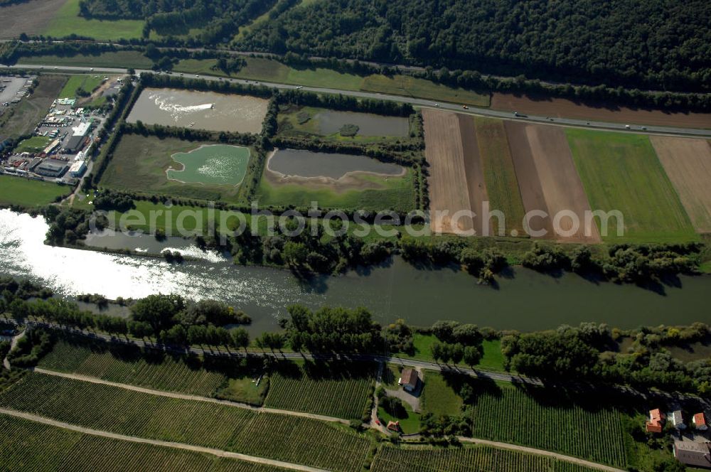 Aerial photograph Marktbreit - Blick aus Norden auf den Fluss Main mit der Schleuse Marktbreit am Gewerbegebiet Marktbreit mit Kläranlage.