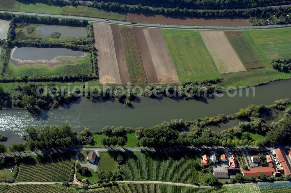 Marktbreit from above - Blick aus Norden auf den Fluss Main am Gewerbegebiet Marktbreit mit Kläranlage.