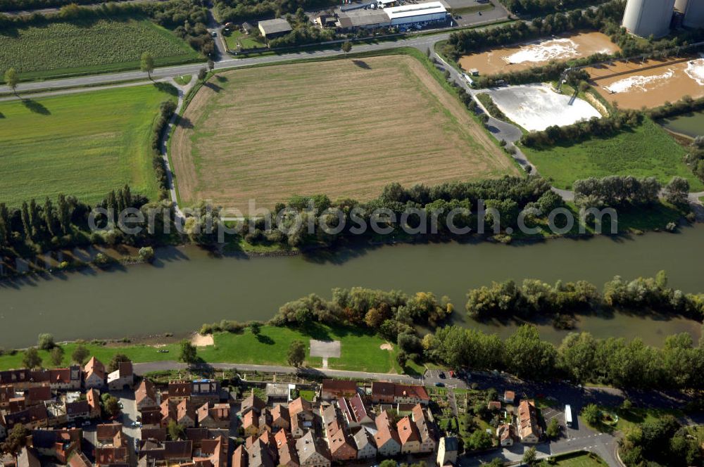 Frickenhausen am Main from the bird's eye view: Blick aus Norden auf den Uferbereich am Main bei Frickenhausen.