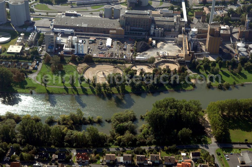 Aerial photograph Frickenhausen am Main - Blick aus Norden auf den Uferbereich am Main bei Frickenhausen, mit dem Industriegebiet Ochsenfurt im Hintergrund.