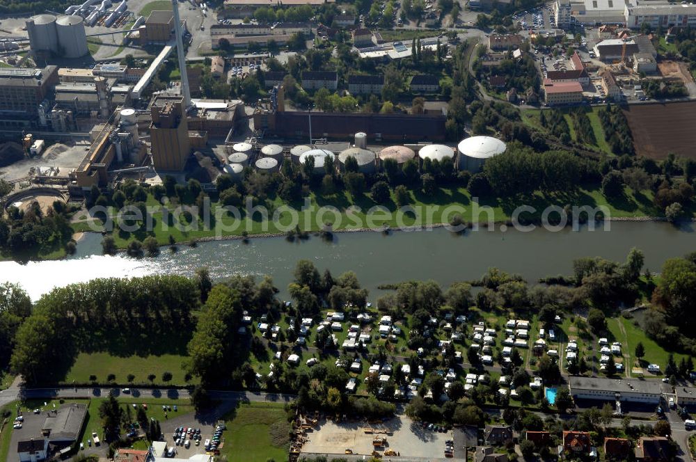 Ochsenfurt from the bird's eye view: Blick aus Norden über den Uferbereich mit dem KNAUS Campingpark Frickenhausen am Main auf das Industriegebiet Ochsenfurt.