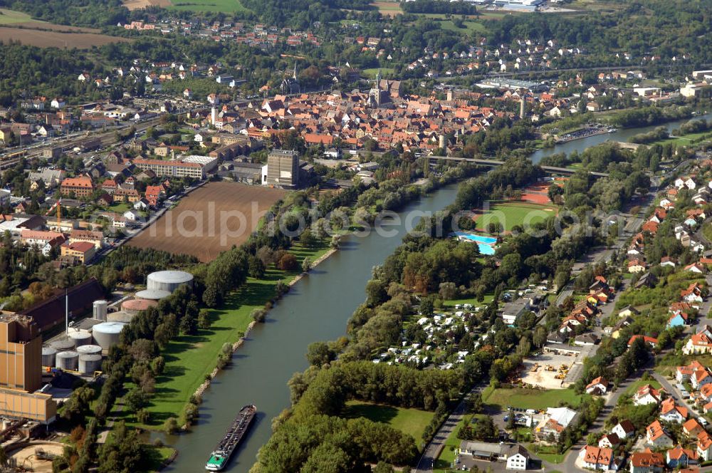 Aerial image Ochsenfurt - Blick aus Nordost über den Uferbereich mit dem KNAUS Campingpark Frickenhausen am Main auf das Industriegebiet am linken Ufer und die Altstadt von Ochsenfurt im Hintergrund.