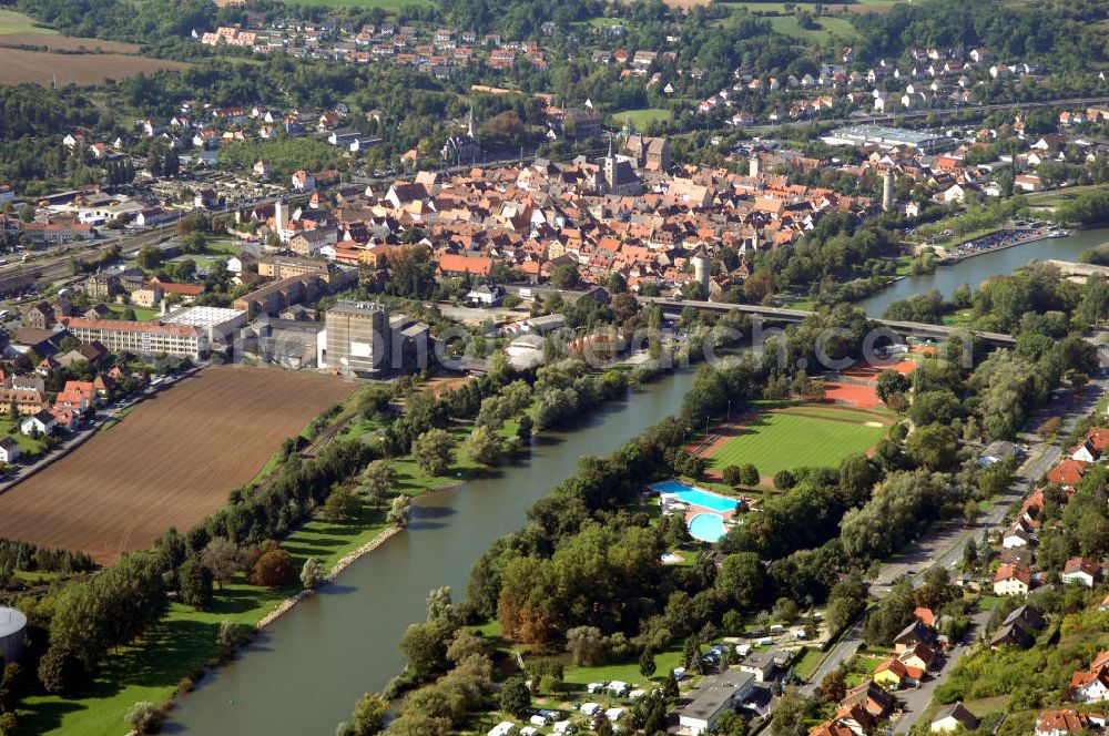 Ochsenfurt from above - Blick aus Nordost über den Uferbereich mit Sportstätte und Freibad auf der Maininsel am Main auf die Altstadt Ochsenfurt.