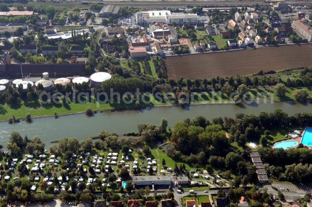 Ochsenfurt from the bird's eye view: Blick aus Norden über den Uferbereich mit dem KNAUS Campingpark Frickenhausen am Main auf das Industriegebiet Ochsenfurt.