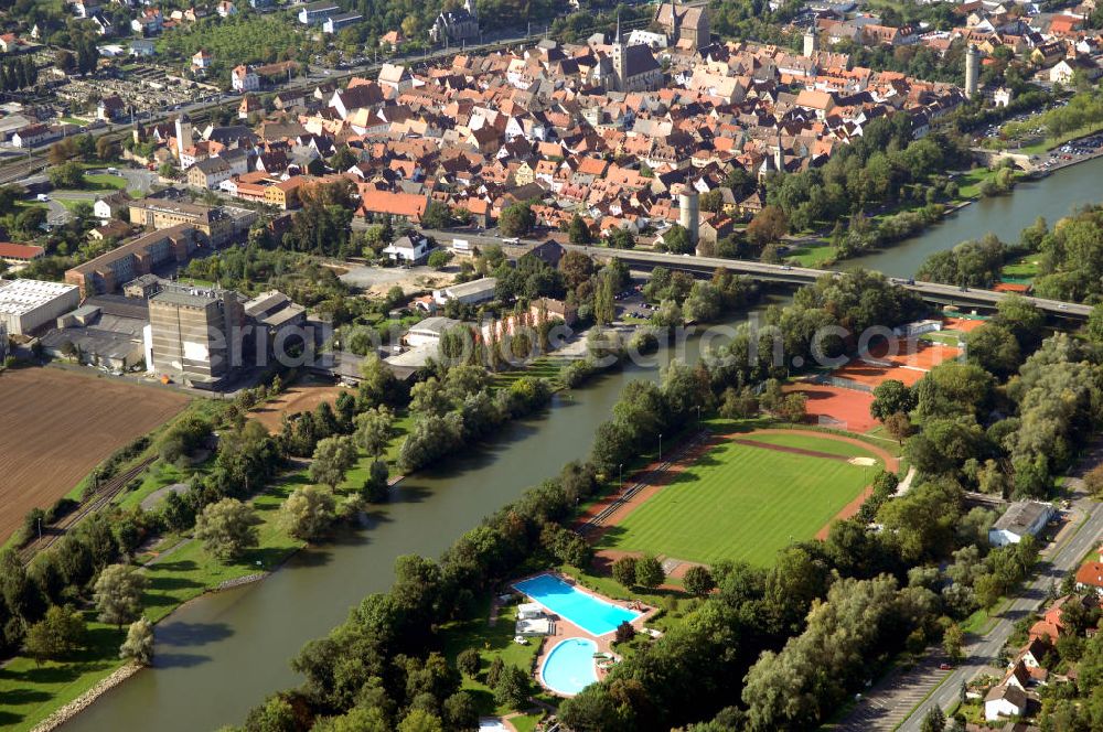 Ochsenfurt from above - Blick aus Nordost über den Uferbereich mit Sportstätte und Freibad auf der Maininsel am Main und die Neue Mainbrücke auf die Altstadt Ochsenfurt.