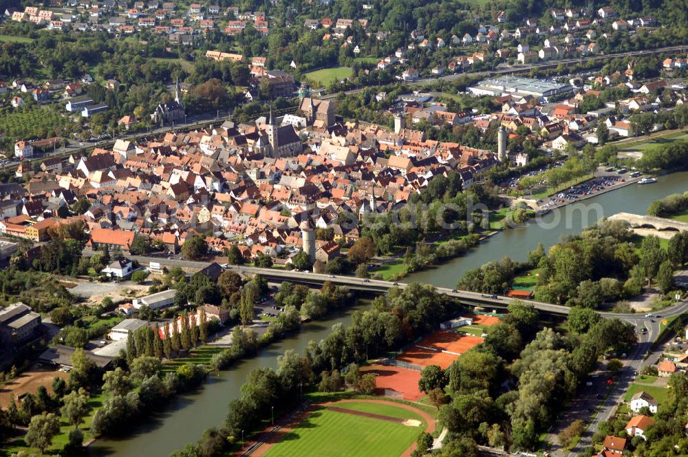 Ochsenfurt from the bird's eye view: Blick aus Nordost über den Uferbereich mit Sportstätte auf der Maininsel am Main und die Neue Mainbrücke auf die Altstadt Ochsenfurt.