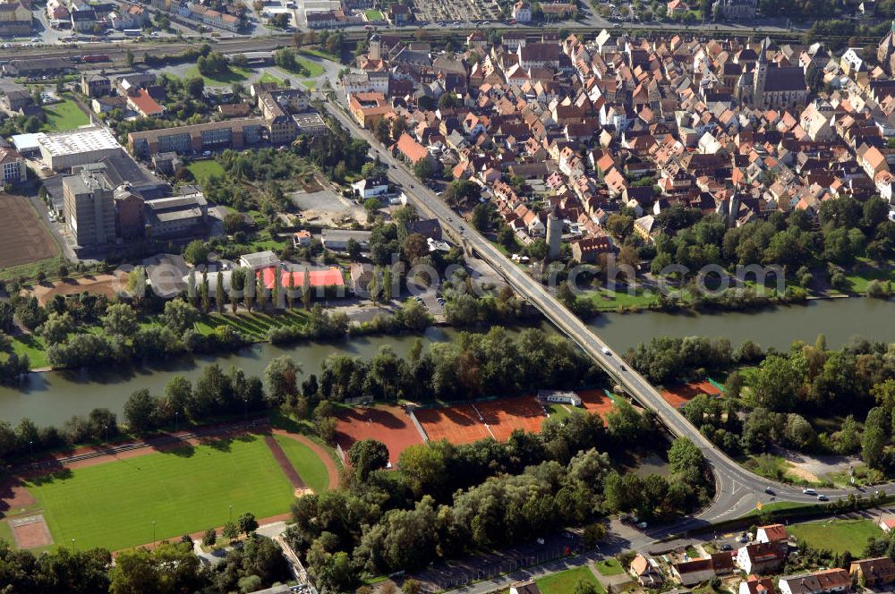 Aerial image Ochsenfurt - Blick aus Norden über den Uferbereich mit Sportstätte auf der Maininsel am Main auf die Altstadt von Ochsenfurt und die Neue Mainbrücke.