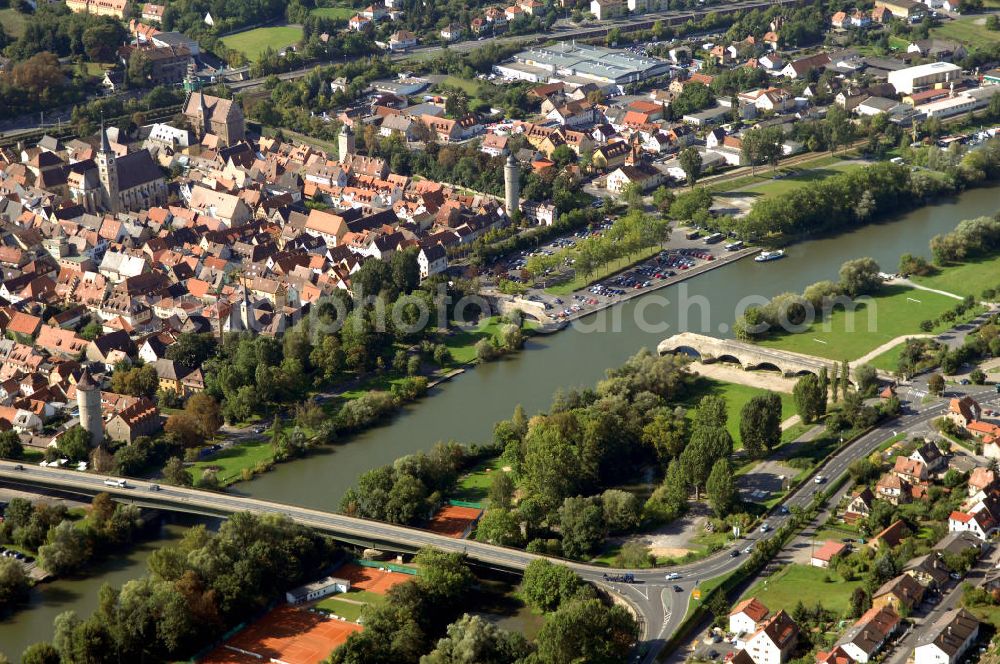 Aerial photograph Ochsenfurt - Blick aus Nordost über den Uferbereich mit Sportstätte auf der Maininsel am Main auf die Altstadt von Ochsenfurt und die Neue Mainbrücke.