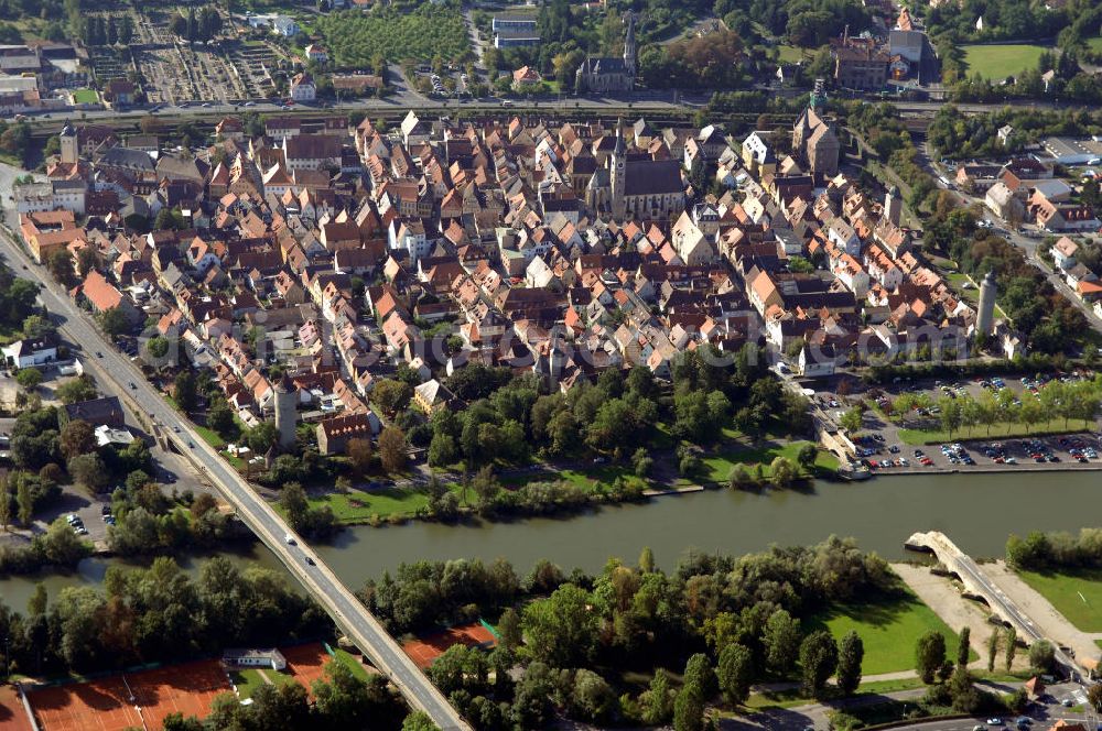 Ochsenfurt from above - Blick aus Norden über den Uferbereich am Main auf die Altstadt von Ochsenfurt mit der Neuen Mainbrücke und der bereits abgerissenen Alten Mainbrücke.