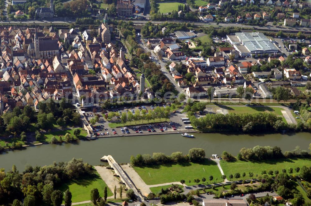 Ochsenfurt from the bird's eye view: Blick aus Norden über den Uferbereich am Main auf die Altstadt von Ochsenfurt mit der bereits abgerissenen Alten Mainbrücke.