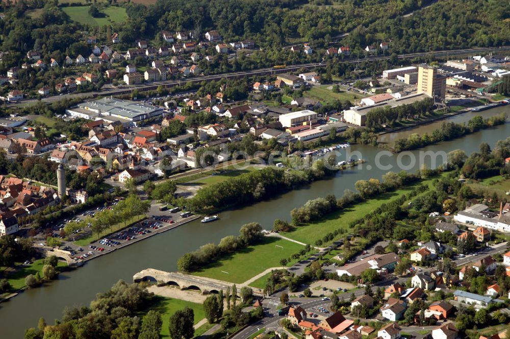 Aerial image Ochsenfurt - Blick aus Nordost über den Uferbereich am Main auf die Altstadt und Yachthafen von Ochsenfurt mit der bereits abgerissenen Alten Mainbrücke.