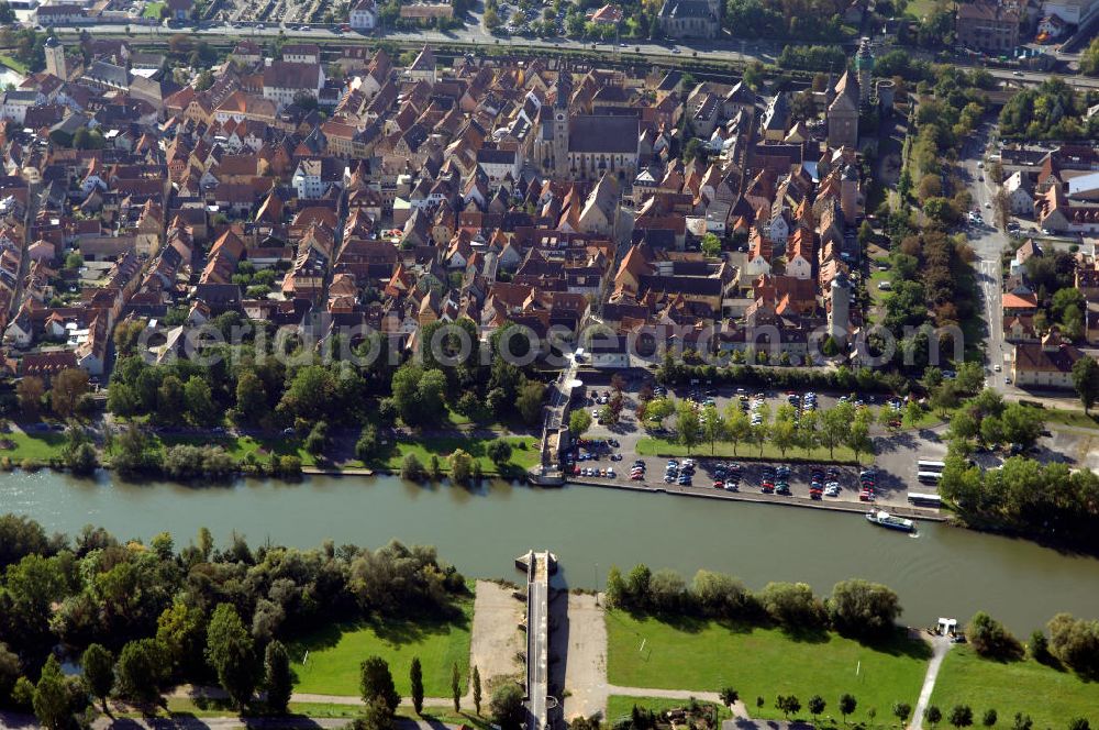 Aerial photograph Ochsenfurt - Blick aus Norden über den Uferbereich am Main auf die Altstadt von Ochsenfurt mit der bereits abgerissenen Alten Mainbrücke.