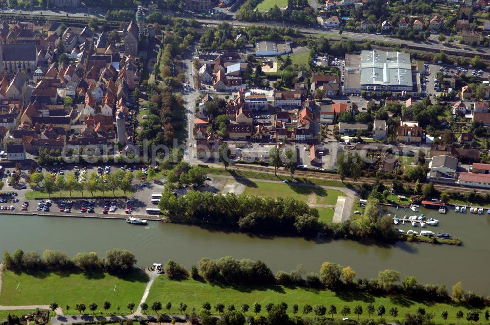 Ochsenfurt from above - Blick aus Norden über den Uferbereich am Main auf die Altstadt und Yachthafen von Ochsenfurt mit der bereits abgerissenen Alten Mainbrücke.