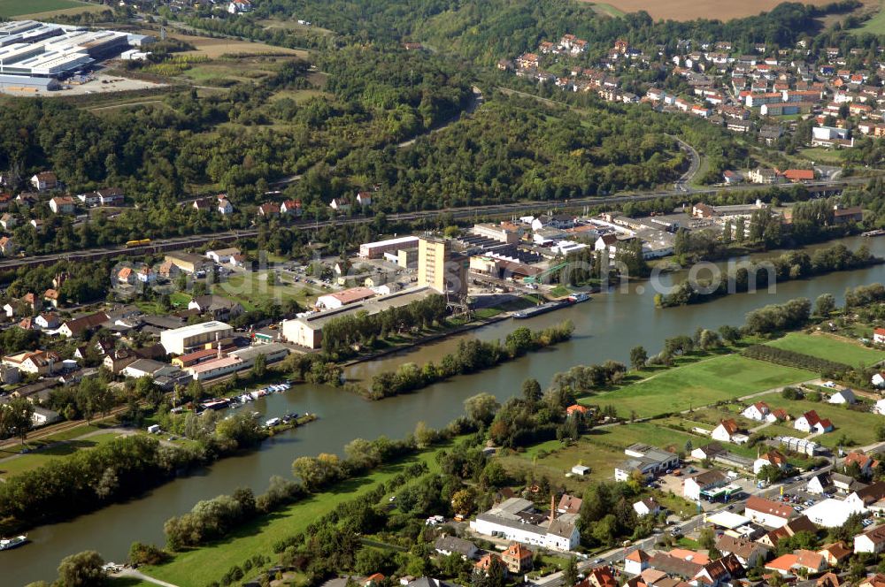 Ochsenfurt from the bird's eye view: Blick aus Norden über den Uferbereich am Main auf Ochsenfurt mit Yachthafen und Binnenhafen.