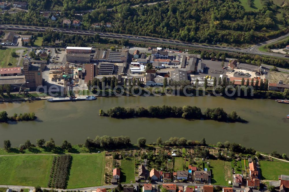 Ochsenfurt from the bird's eye view: Blick aus Norden über den Uferbereich am Main auf Ochsenfurt mit Binnenhafen.