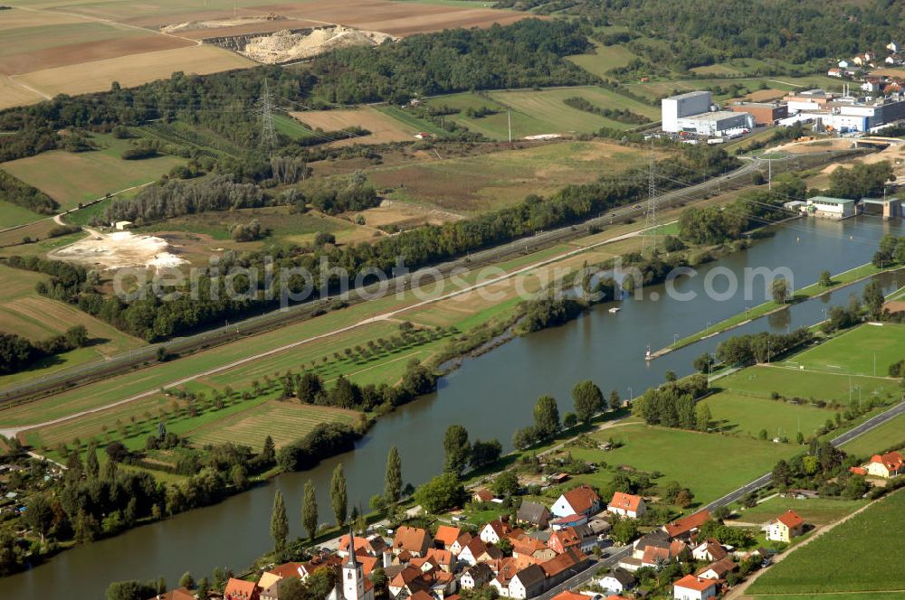 Ochsenfurt from the bird's eye view: Blick aus Nordost über den Uferbereich am Main in Richtung Schleuse Großmannsdorf.