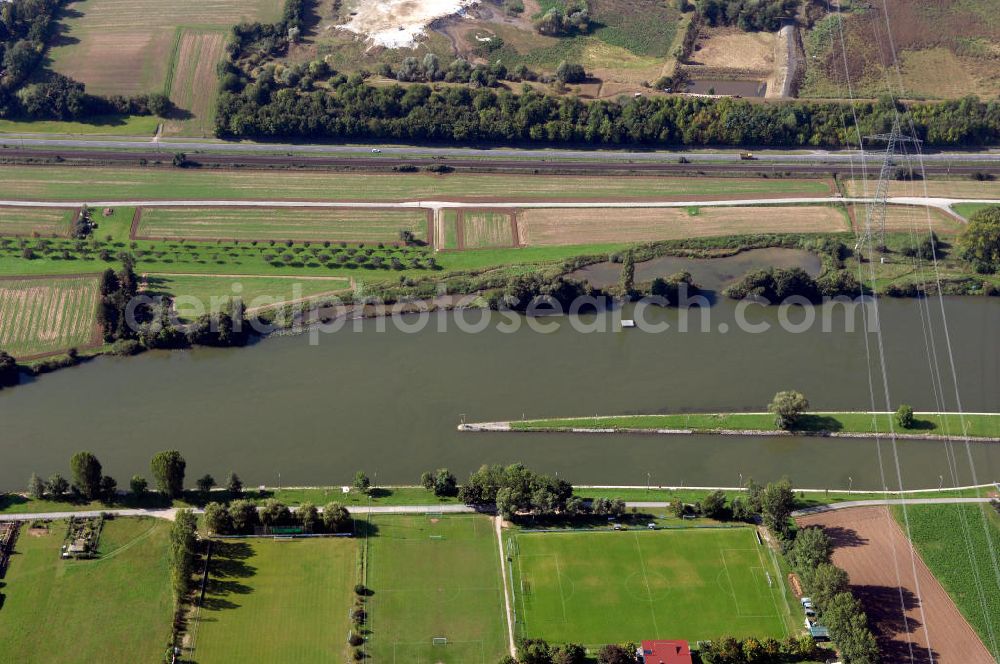 Aerial image Großmannsdorf am Main - Blick von Norden über den Uferbereich an der Schleuse Großmannsdorf am Main mit Flachwasser und Hochspannungsleitung bei Großmannsdorf.