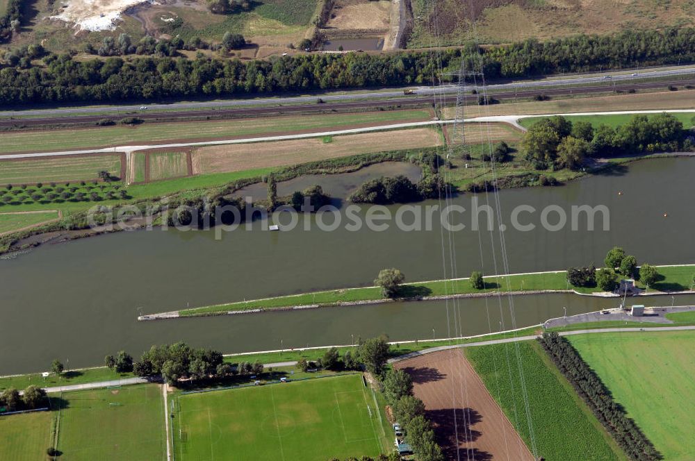 Aerial photograph Großmannsdorf am Main - Blick von Norden über den Uferbereich an der Schleuse Großmannsdorf am Main mit Flachwasser und Hochspannungsleitung bei Großmannsdorf.