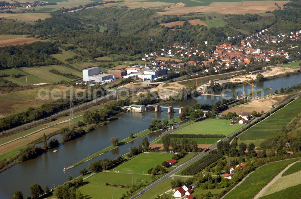 Großmannsdorf am Main from above - Blick von Nordost über den Uferbereich am Main auf die Schleuse Großmannsdorf, Baustelle einer Brücke, der Hafen und die Stadt Großmannsdorf.