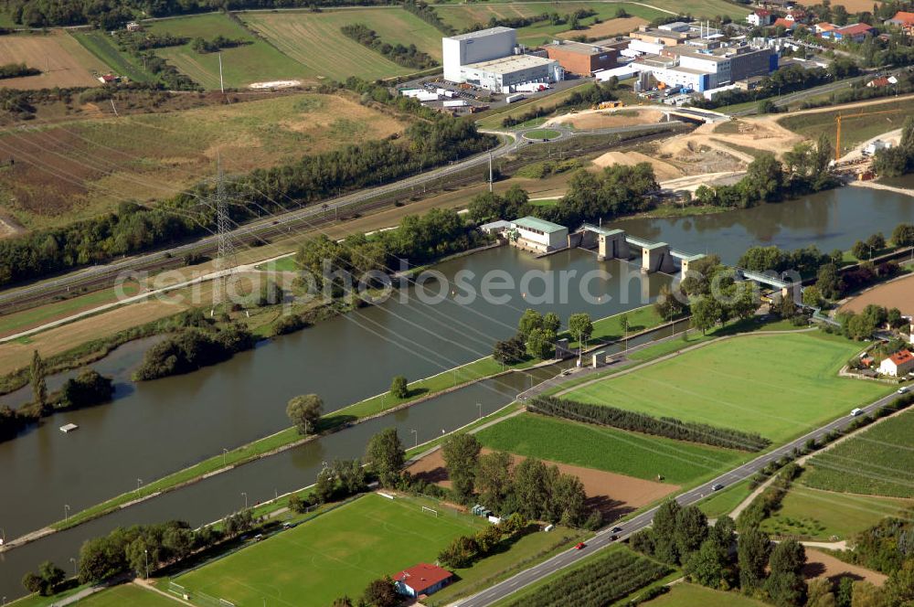 Großmannsdorf am Main from the bird's eye view: Blick von Nordost über den Uferbereich am Main auf die Schleuse Großmannsdorf und Baustelle im Hintergrund.