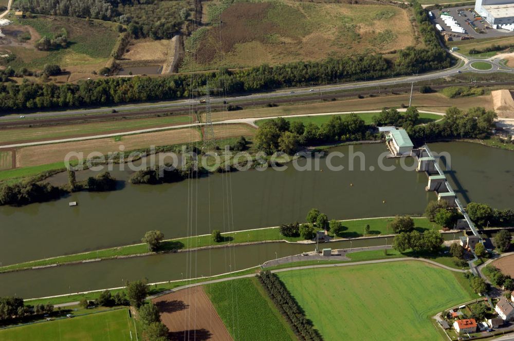 Aerial image Großmannsdorf am Main - Blick von Norden über den Uferbereich am Main auf die Schleuse Großmannsdorf.