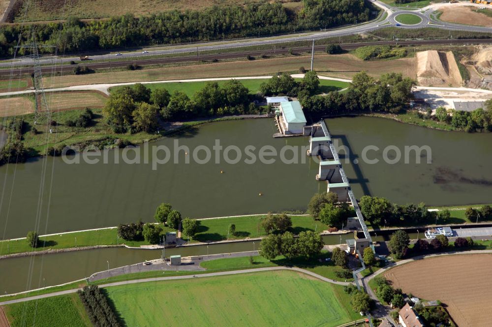 Aerial photograph Großmannsdorf am Main - Blick von Norden über den Uferbereich am Main auf die Schleuse Großmannsdorf.