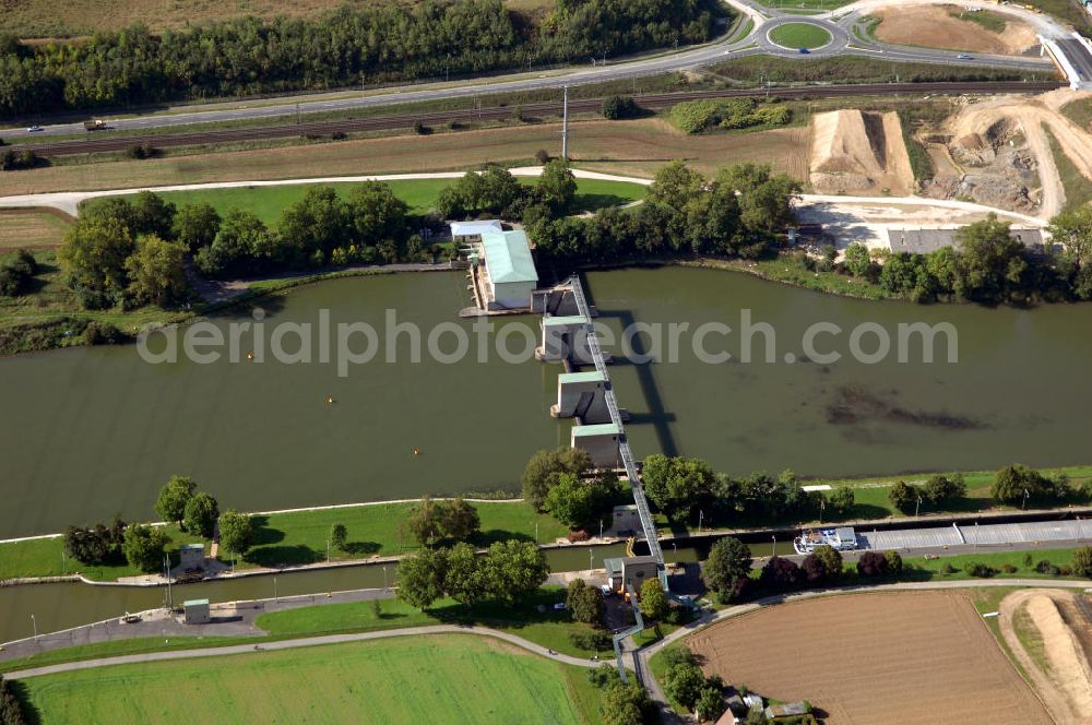 Großmannsdorf am Main from above - Blick von Norden über den Uferbereich am Main auf die Schleuse Großmannsdorf.