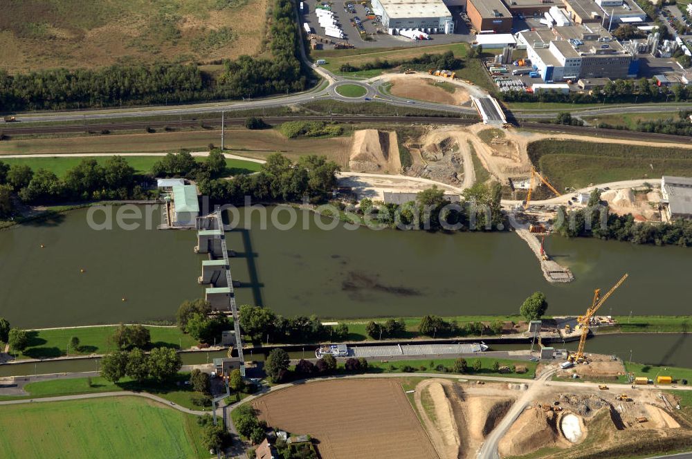 Großmannsdorf am Main from the bird's eye view: Blick von Norden über den Uferbereich am Main auf die Schleuse Großmannsdorf und Baustelle einer Brücke.