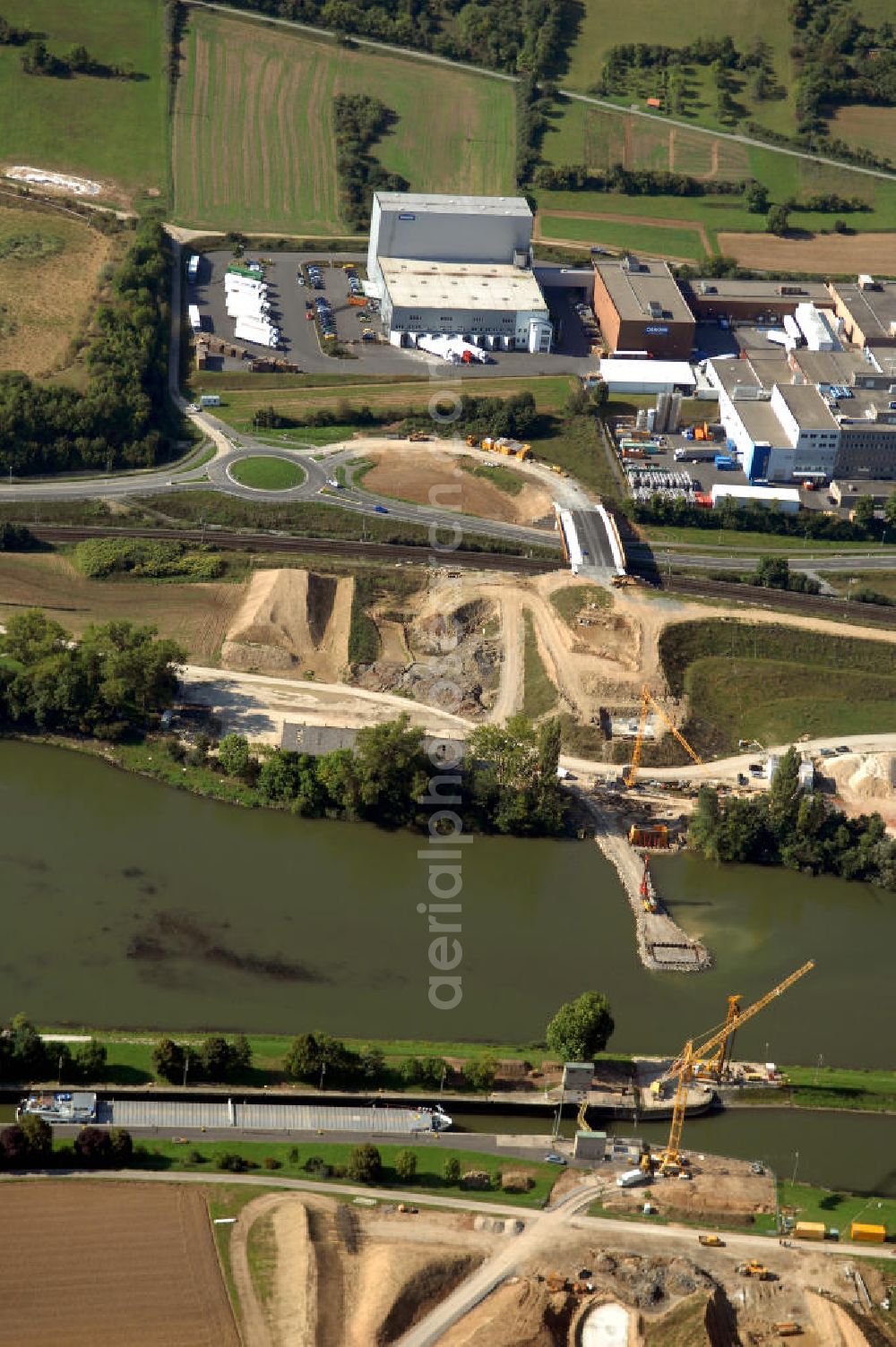 Aerial image Großmannsdorf am Main - Blick von Norden über den Uferbereich am Main auf die Schleuse Großmannsdorf und Baustelle einer Brücke.