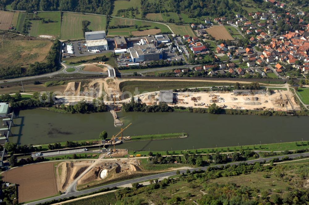 Aerial photograph Großmannsdorf am Main - Blick von Norden über den Uferbereich am Main auf dieBaustelle einer Brücke, der Hafen und die Stadt Großmannsdorf.