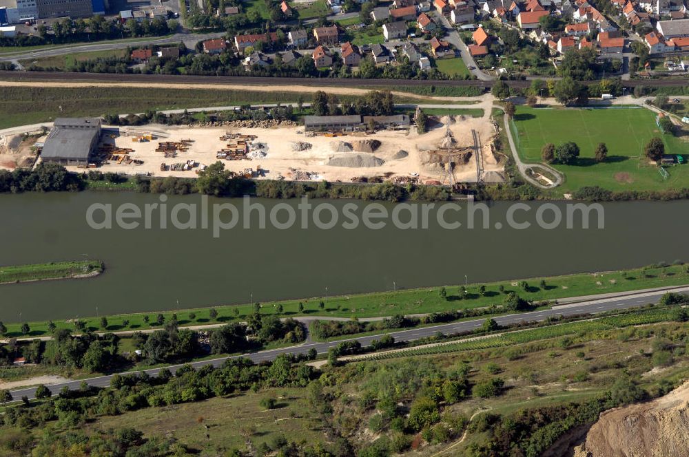 Großmannsdorf am Main from the bird's eye view: Blick von Norden über den Uferbereich am Main auf den Hafen Großmannsdorf.