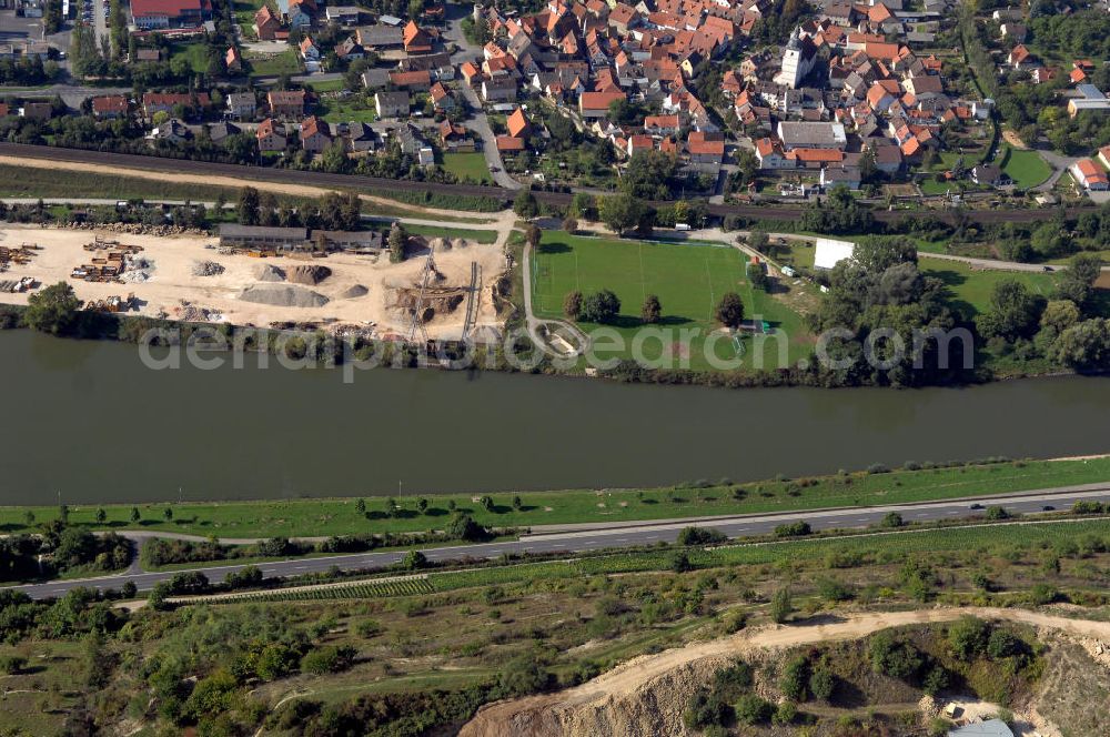 Aerial image Großmannsdorf am Main - Blick von Norden über den Uferbereich am Main auf den Hafen und die Stadt Großmannsdorf.